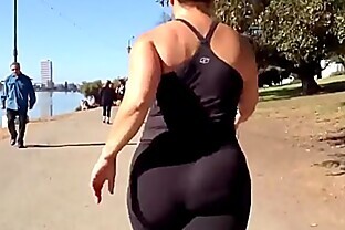 Candid - Plump Asian Nutbooty in Yogapants
