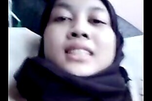 Hijaber cantik ngocok memek mulusnya karena udah sange
